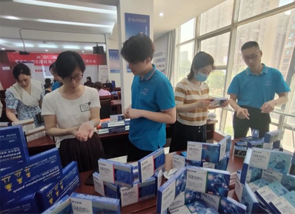 肥城一滕醫藥公司聯合容和堂召開新品推介會