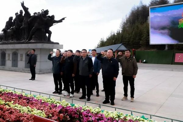 【堅定理想信念，傳承長征精神】集團黨委書記、董事長滕鴻儒到六盤山紅軍長征紀念館參觀并獻花籃