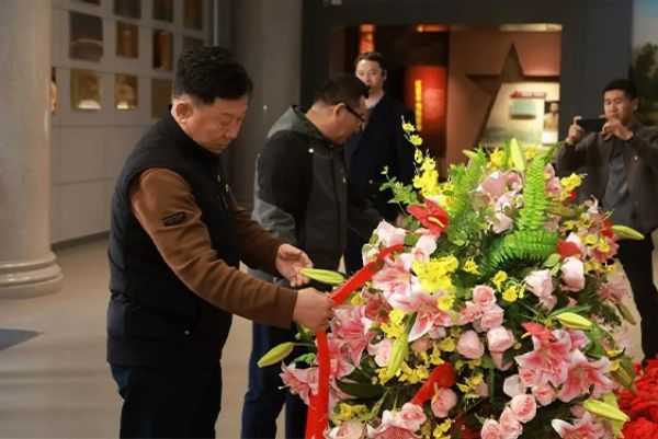 【堅定理想信念，傳承長征精神】集團黨委書記、董事長滕鴻儒到六盤山紅軍長征紀念館參觀并獻花籃