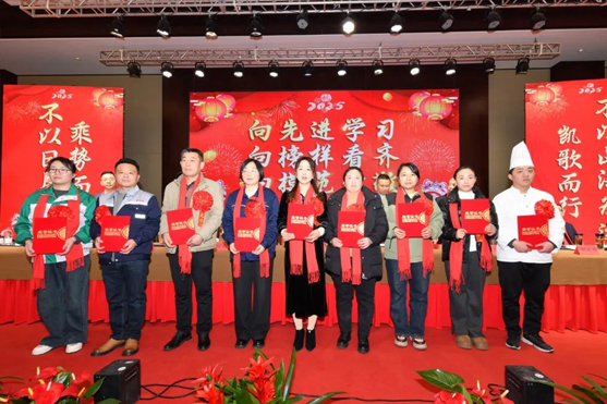 迎接新機遇 續寫新輝煌 | 一滕集團2024年總結表彰大會暨2025年度責任狀授領儀式隆重舉行