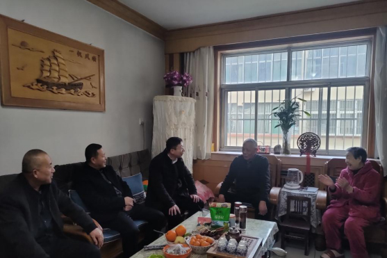 肥城一滕醫藥走訪慰問退休老干部職工及高齡老人